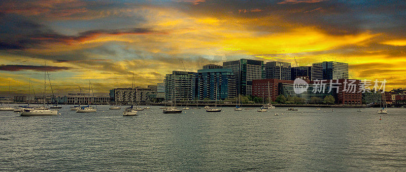 波士顿日出，位于马萨诸塞州波士顿市南波士顿社区的海港/创新区